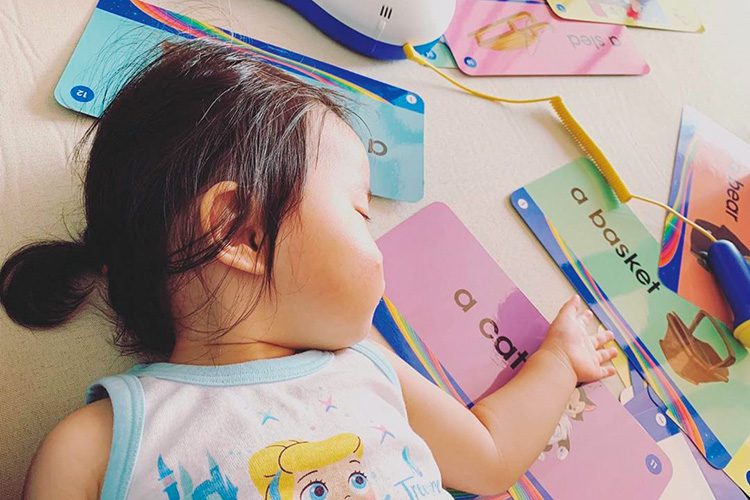 小さな赤ちゃんには、おうちの方がカードを通してあげましょう